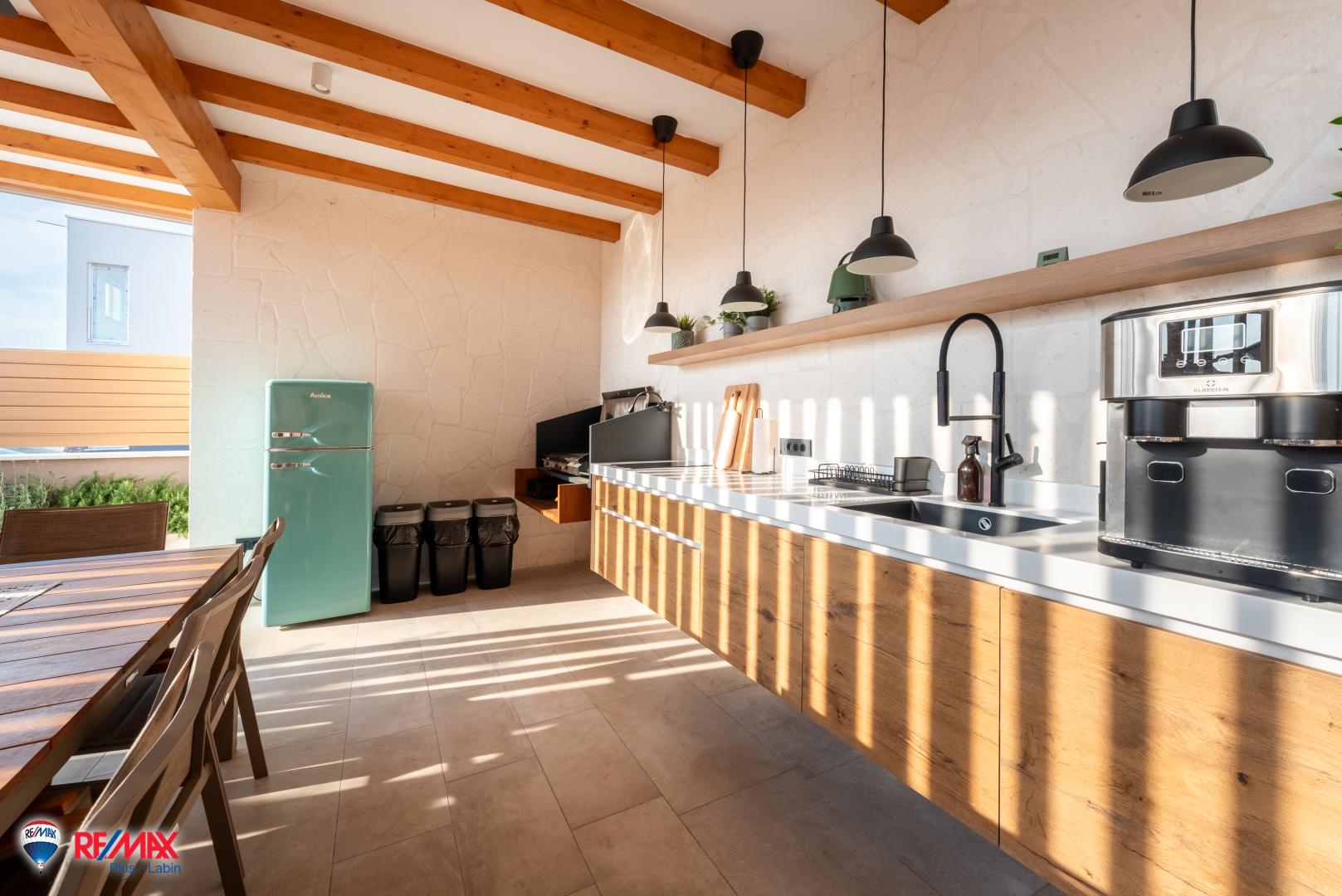 ISTRA, VABRIGA, STAN SA BAZENOM I POGLEDOM NA MORE