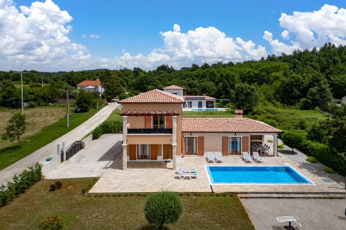 LABIN, MODERNA VILA SA BAZENOM NA RUBU SELA