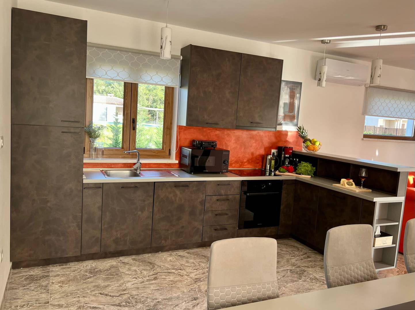 LABIN, MODERNA VILA SA BAZENOM NA RUBU SELA