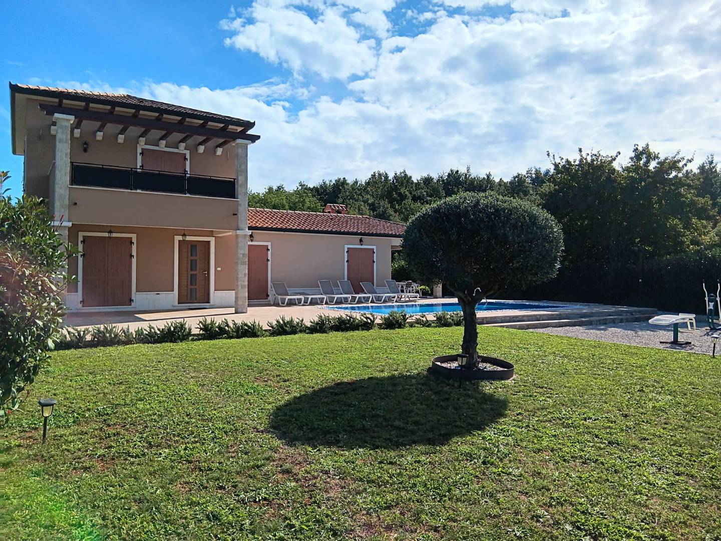 LABIN, MODERNA VILA SA BAZENOM NA RUBU SELA