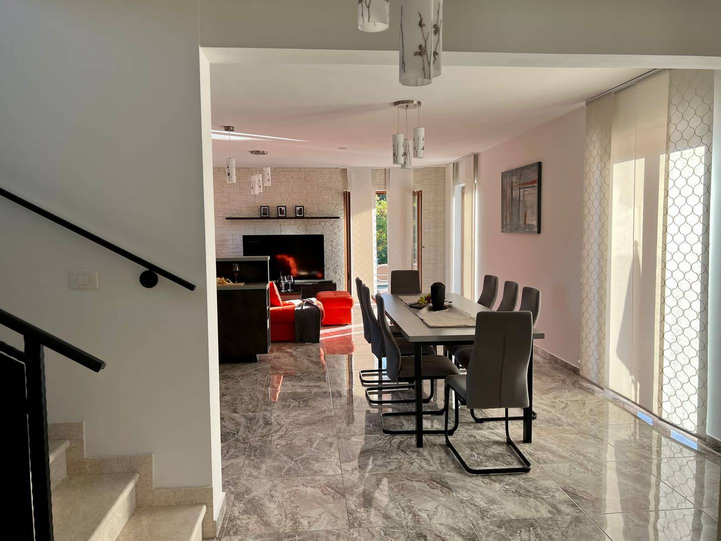 LABIN, MODERNA VILA SA BAZENOM NA RUBU SELA