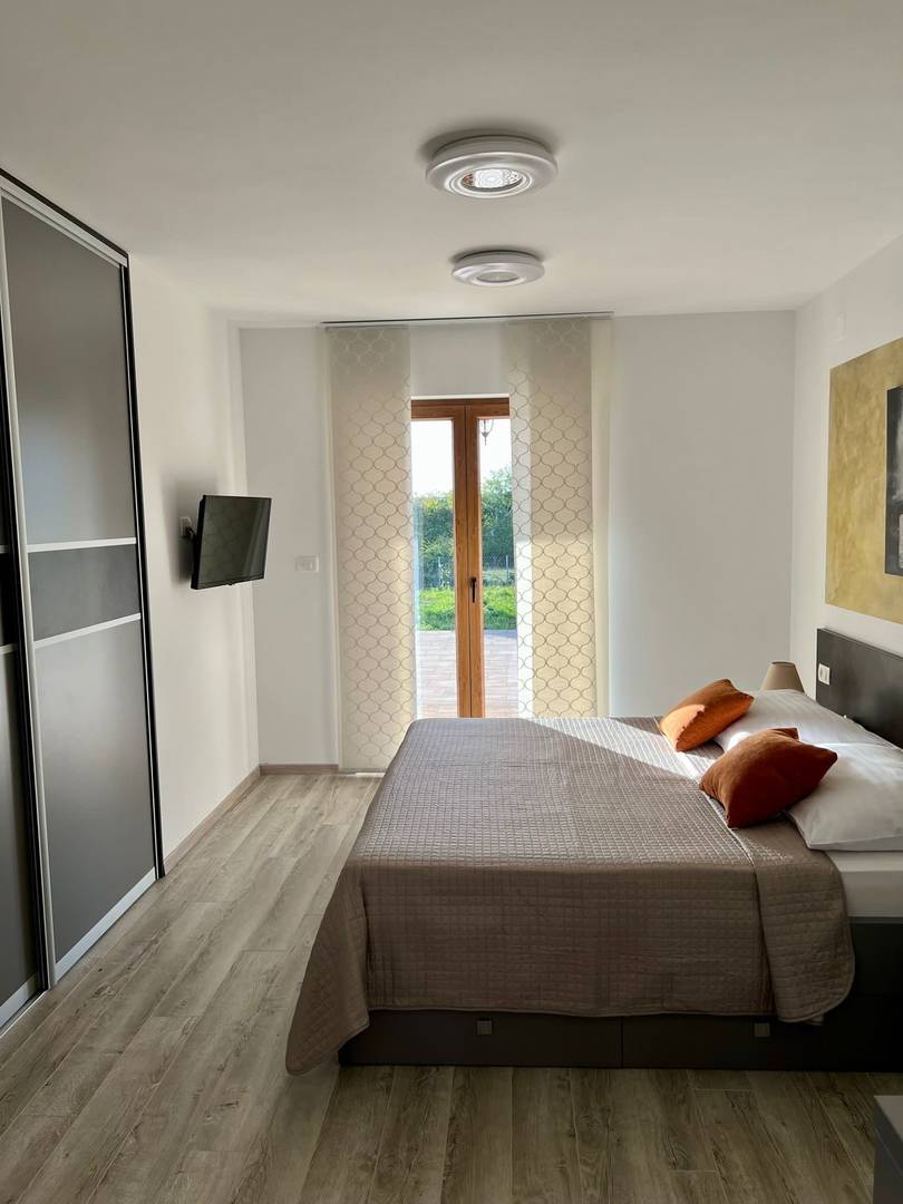 LABIN, MODERNA VILA SA BAZENOM NA RUBU SELA