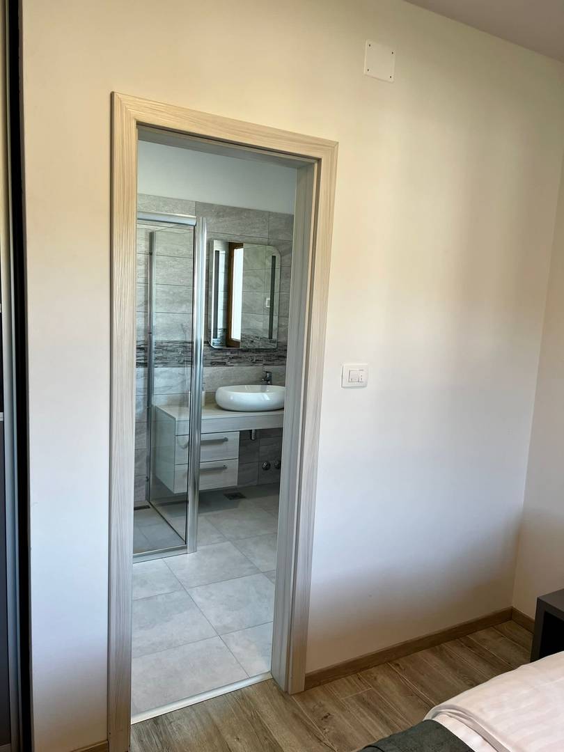 LABIN, MODERNA VILA SA BAZENOM NA RUBU SELA