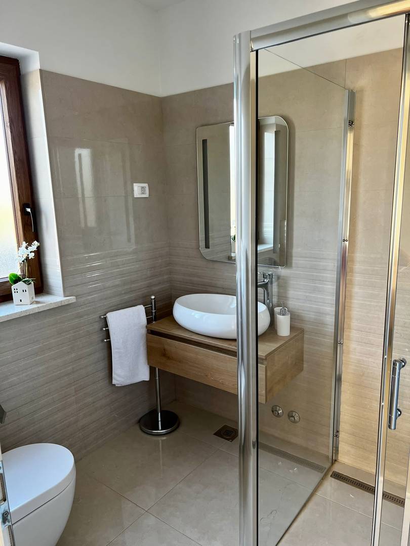 LABIN, MODERNA VILA SA BAZENOM NA RUBU SELA