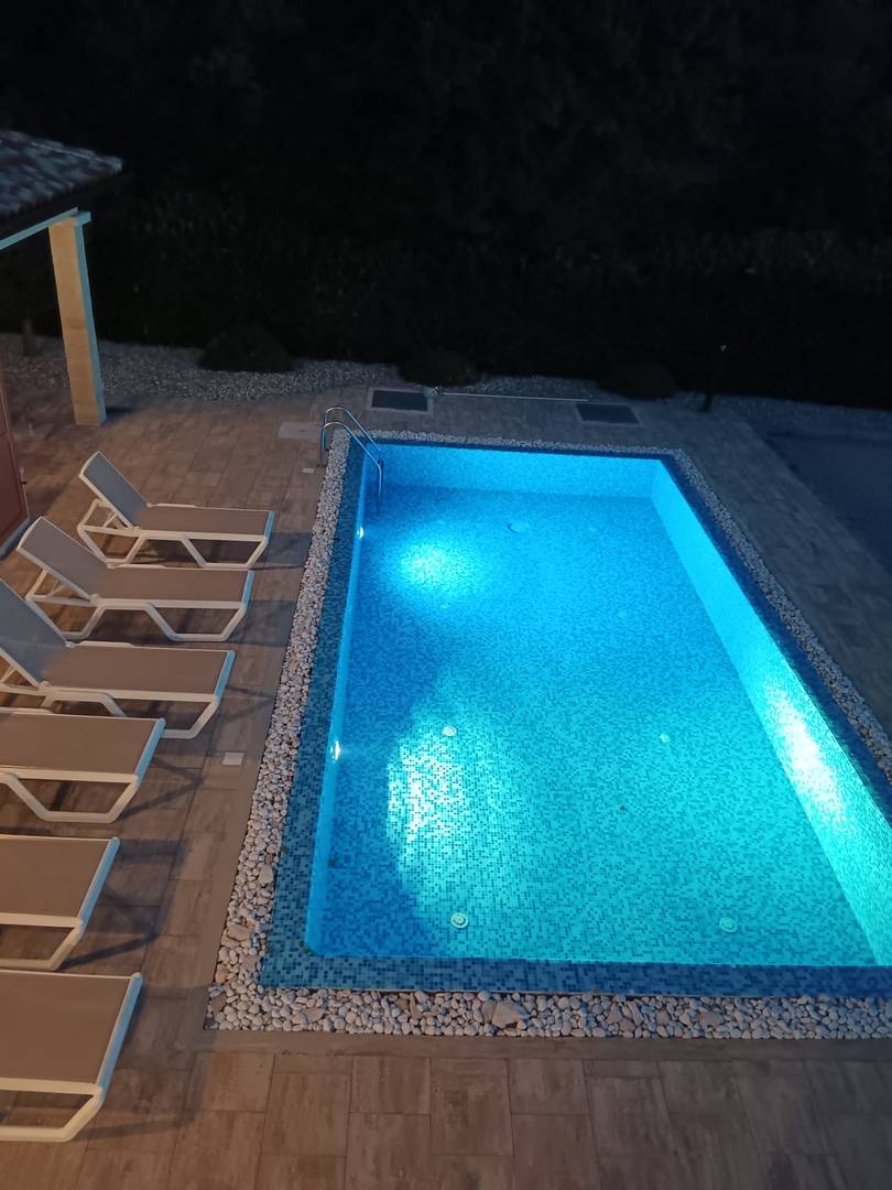 LABIN, MODERNA VILA SA BAZENOM NA RUBU SELA