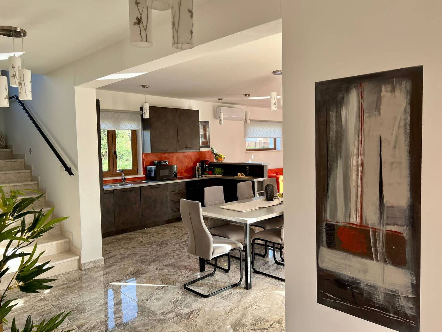 LABIN, MODERNA VILA SA BAZENOM NA RUBU SELA