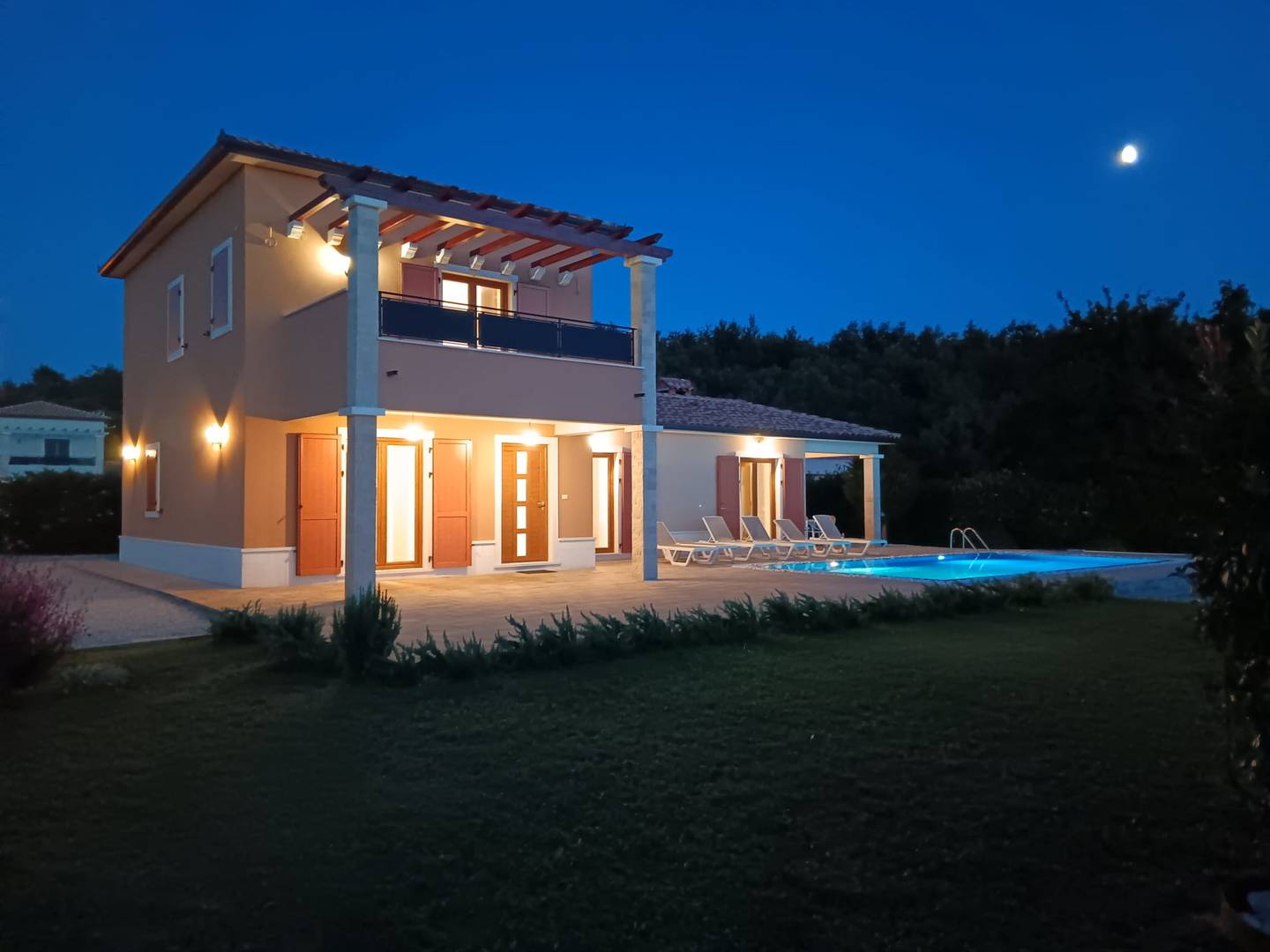 LABIN, MODERNA VILA SA BAZENOM NA RUBU SELA