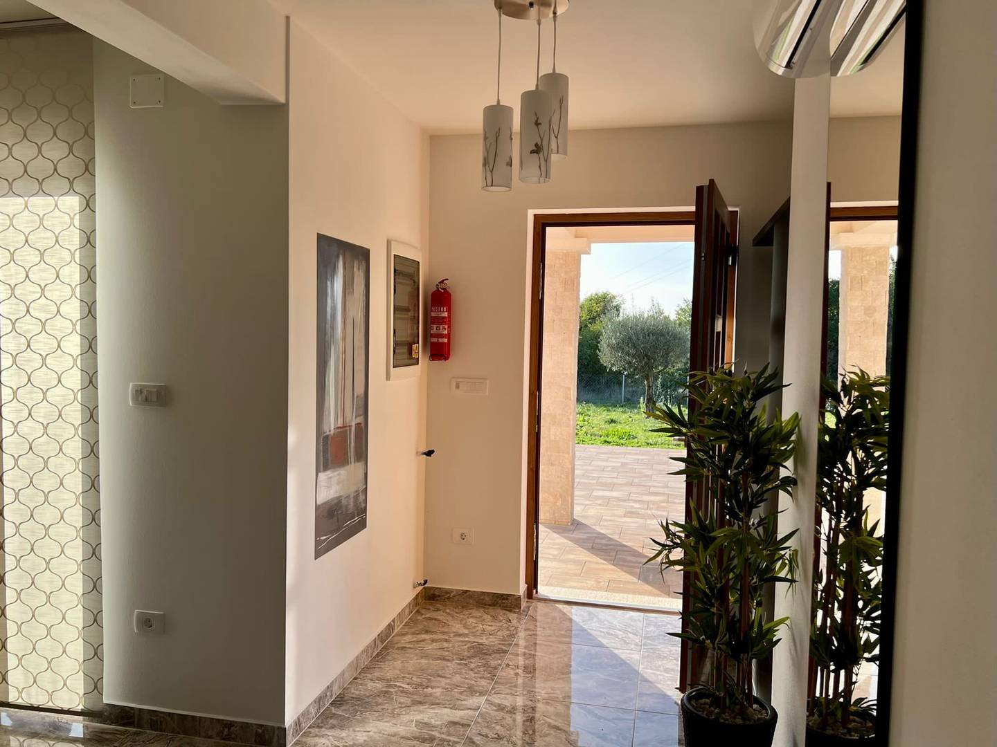 LABIN, MODERNA VILA SA BAZENOM NA RUBU SELA