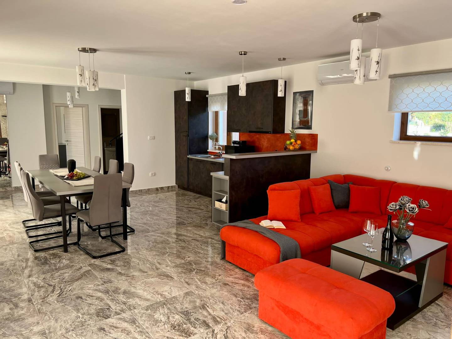 LABIN, MODERNA VILA SA BAZENOM NA RUBU SELA