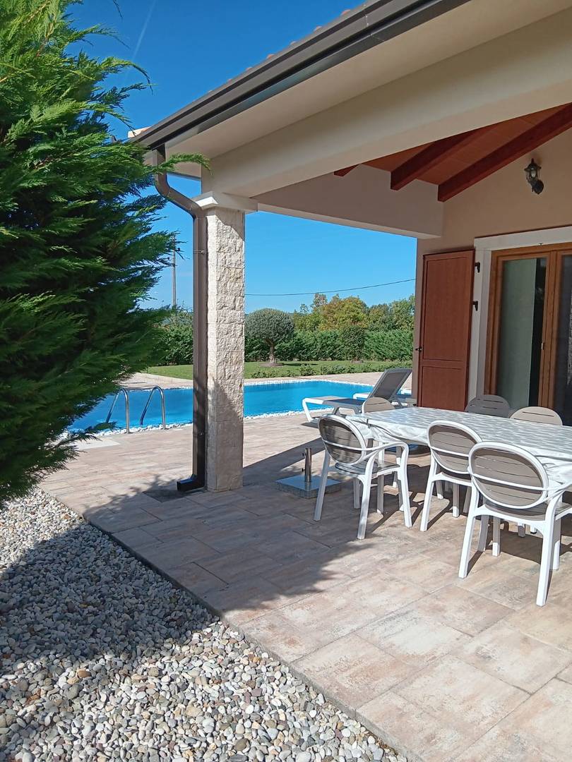 LABIN, MODERNA VILA SA BAZENOM NA RUBU SELA