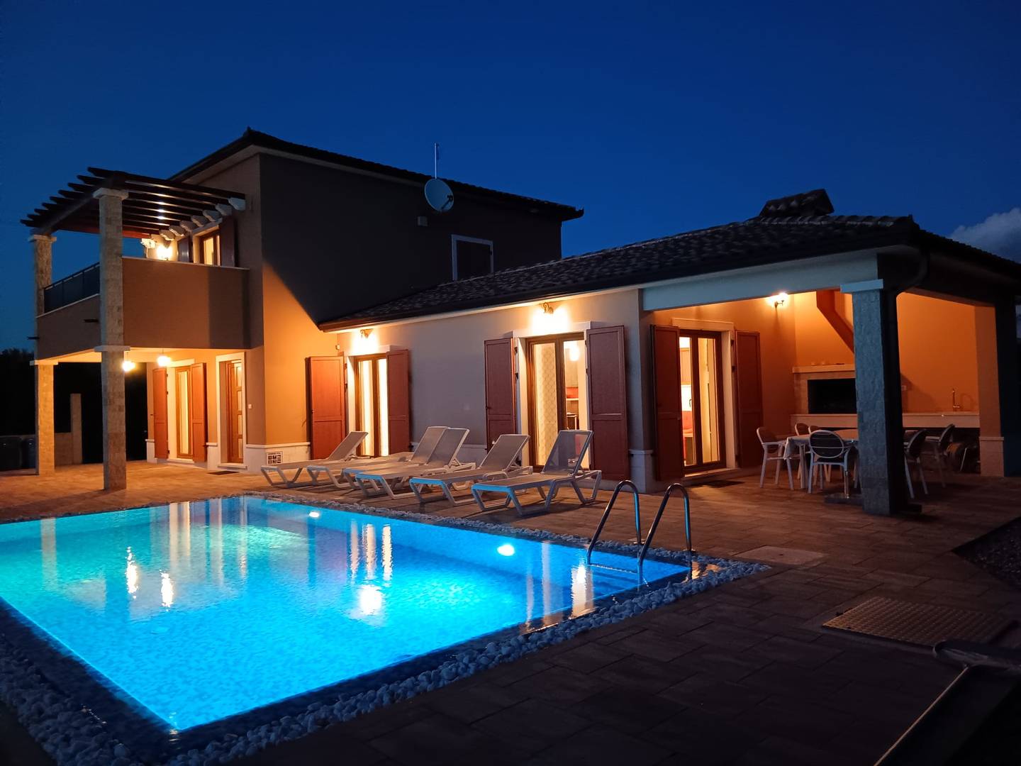 LABIN, MODERNA VILA SA BAZENOM NA RUBU SELA