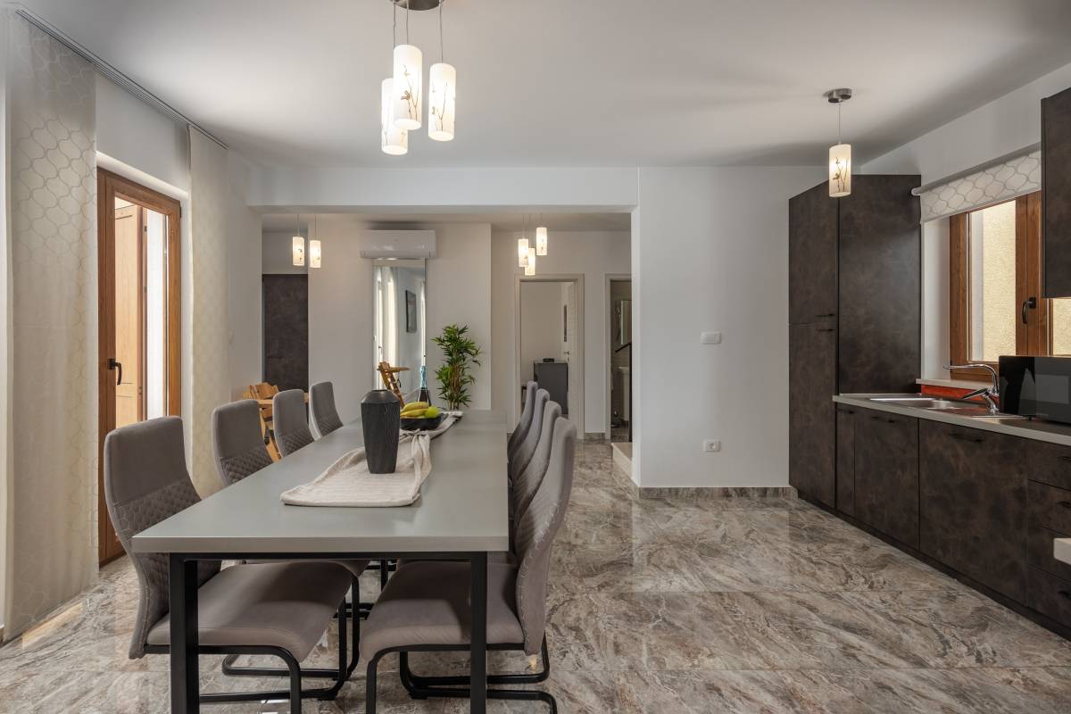 LABIN, MODERNA VILA SA BAZENOM NA RUBU SELA