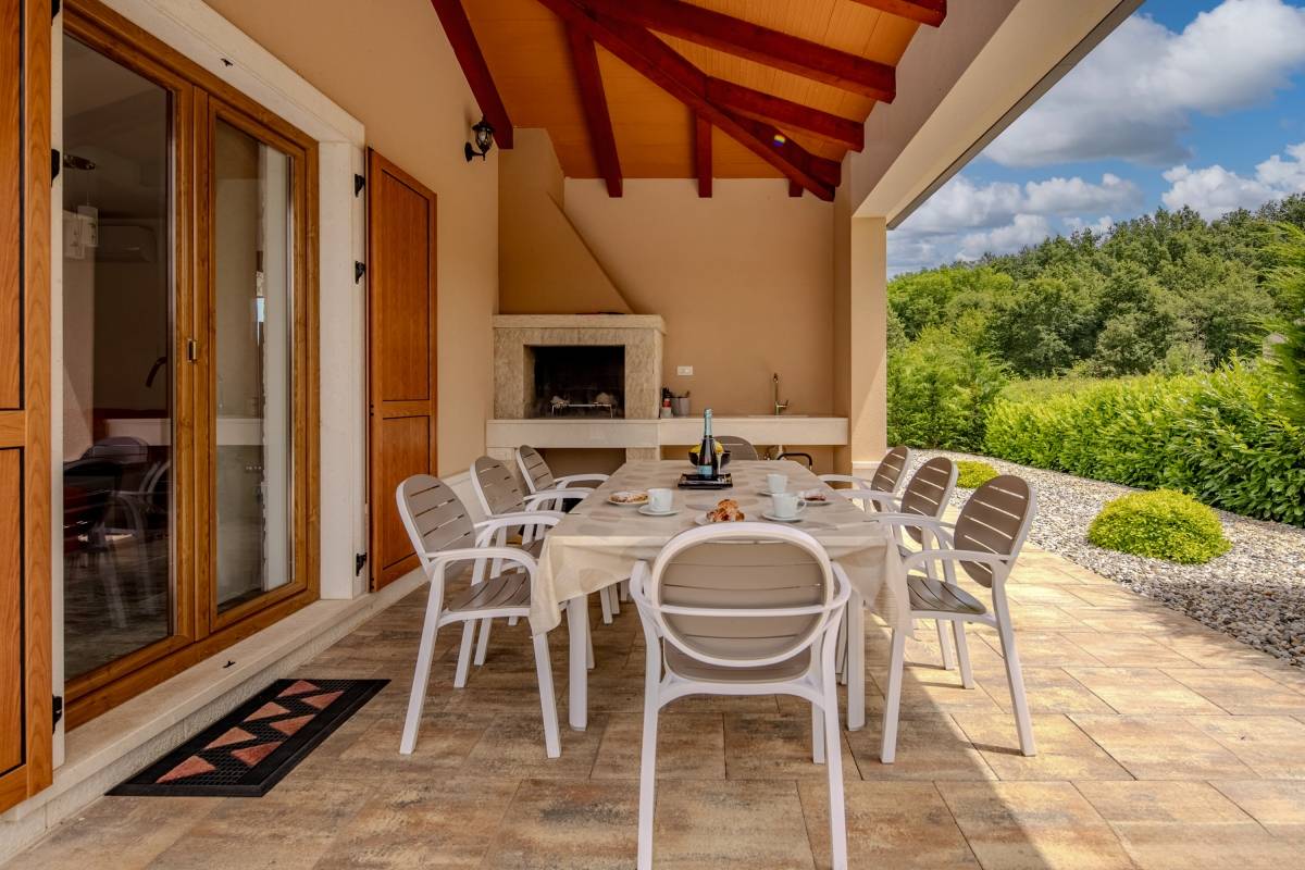 LABIN, MODERNA VILA SA BAZENOM NA RUBU SELA