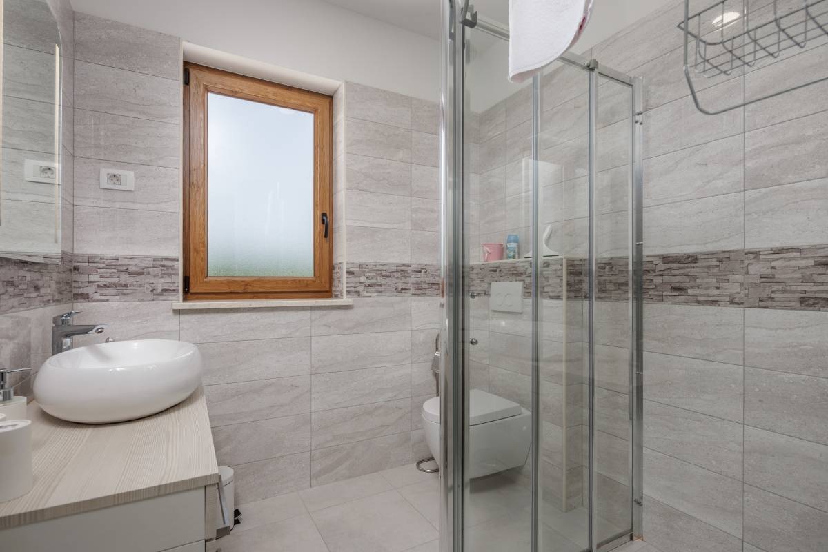 LABIN, MODERNA VILA SA BAZENOM NA RUBU SELA