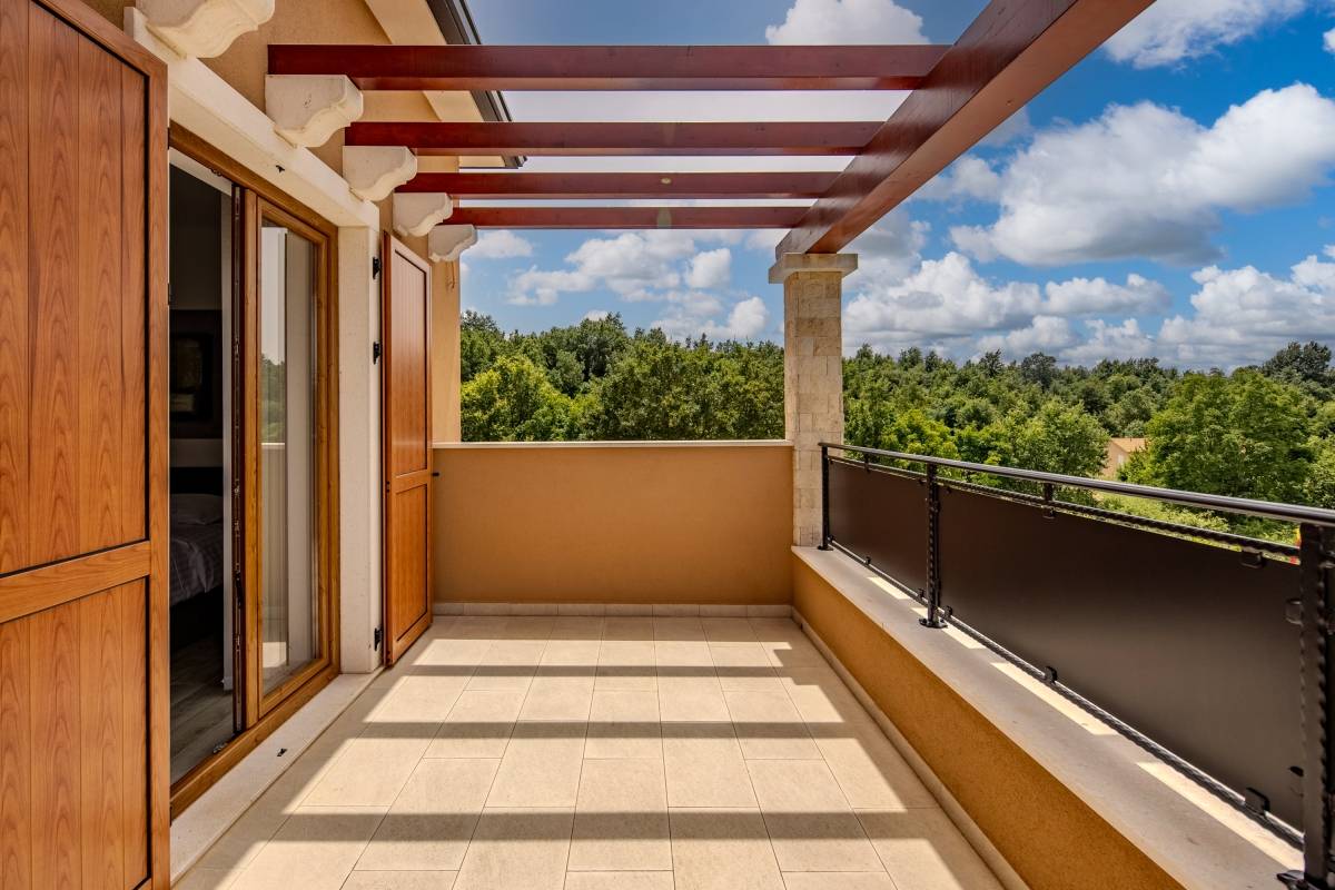 LABIN, MODERNA VILA SA BAZENOM NA RUBU SELA