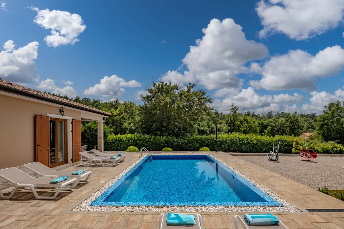 LABIN, MODERNA VILA SA BAZENOM NA RUBU SELA