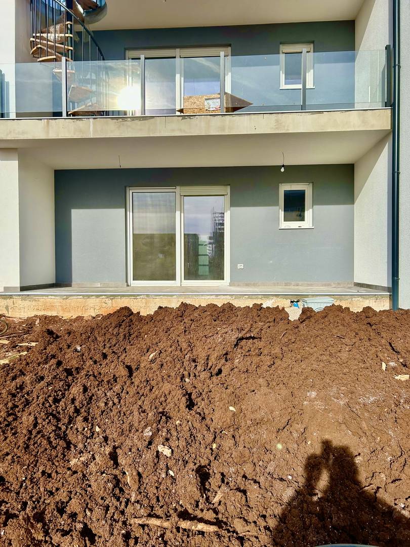 UMAG, NOVOGRADNJA, STAN U PRIZEMLJU SA VRTOM I SAMO 400 METARA OD PLAŽE