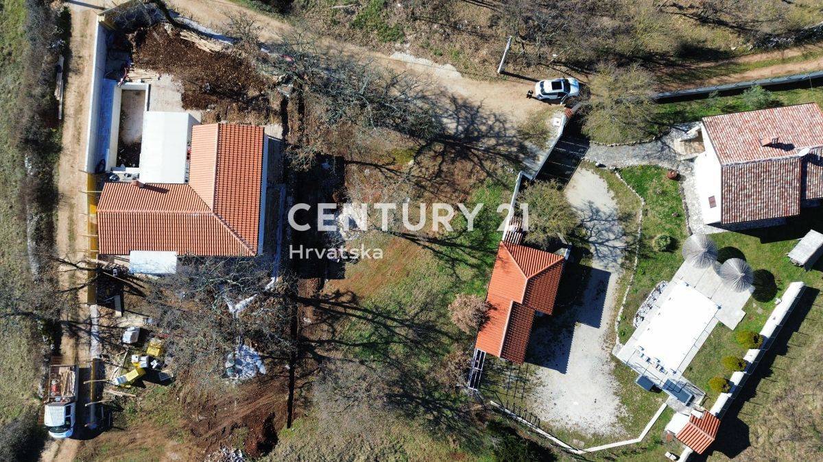 SVETVINČENAT, ZEMLJIŠTE S GRAĐEVINSKOM DOZVOLOM, INFRASTRUKTUROM NA TERENU I PLAĆENIM KOMUNALIJAMA