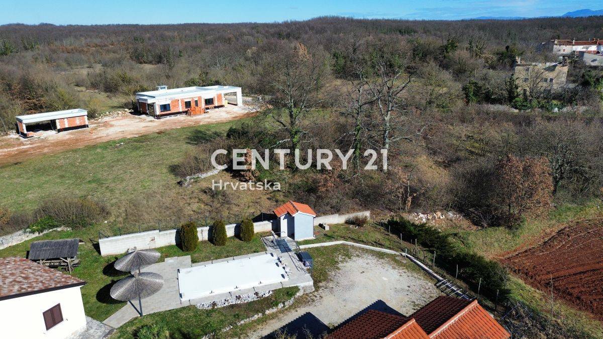 SVETVINČENAT, ZEMLJIŠTE S GRAĐEVINSKOM DOZVOLOM, INFRASTRUKTUROM NA TERENU I PLAĆENIM KOMUNALIJAMA