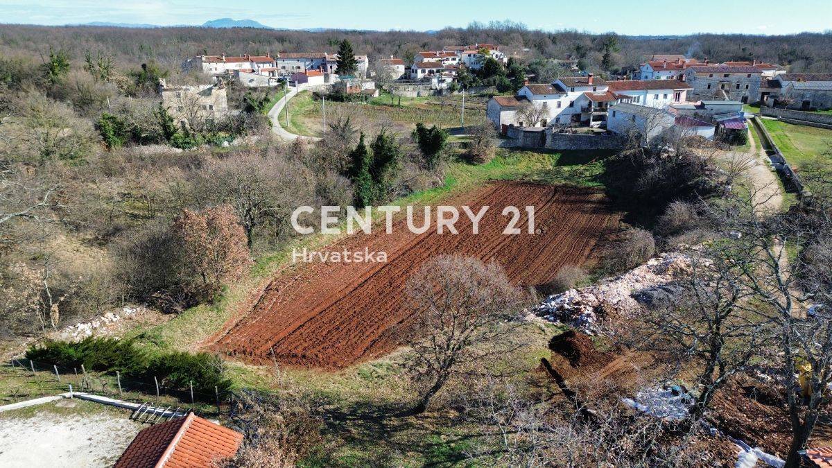 SVETVINČENAT, ZEMLJIŠTE S GRAĐEVINSKOM DOZVOLOM, INFRASTRUKTUROM NA TERENU I PLAĆENIM KOMUNALIJAMA