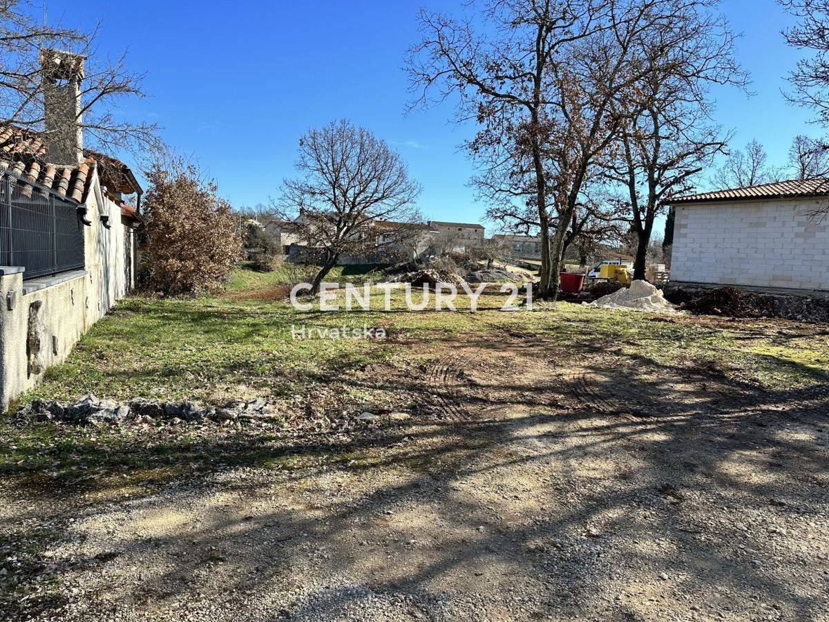 SVETVINČENAT, ZEMLJIŠTE S GRAĐEVINSKOM DOZVOLOM, INFRASTRUKTUROM NA TERENU I PLAĆENIM KOMUNALIJAMA