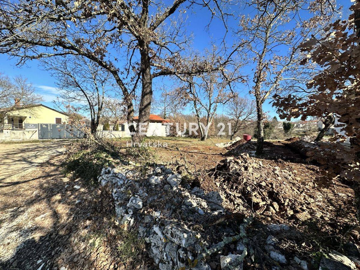 SVETVINČENAT, ZEMLJIŠTE S GRAĐEVINSKOM DOZVOLOM, INFRASTRUKTUROM NA TERENU I PLAĆENIM KOMUNALIJAMA