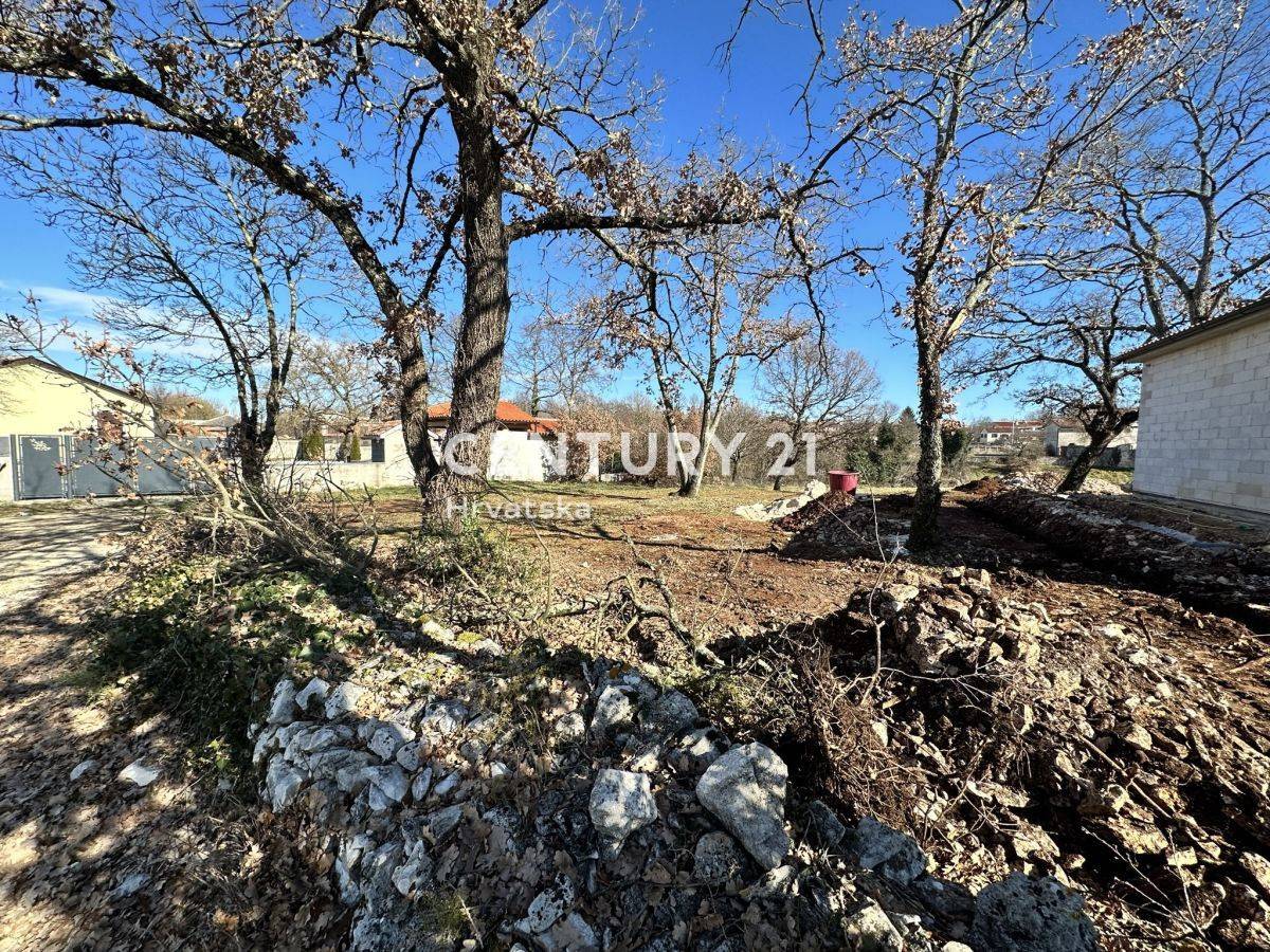 SVETVINČENAT, ZEMLJIŠTE S GRAĐEVINSKOM DOZVOLOM, INFRASTRUKTUROM NA TERENU I PLAĆENIM KOMUNALIJAMA