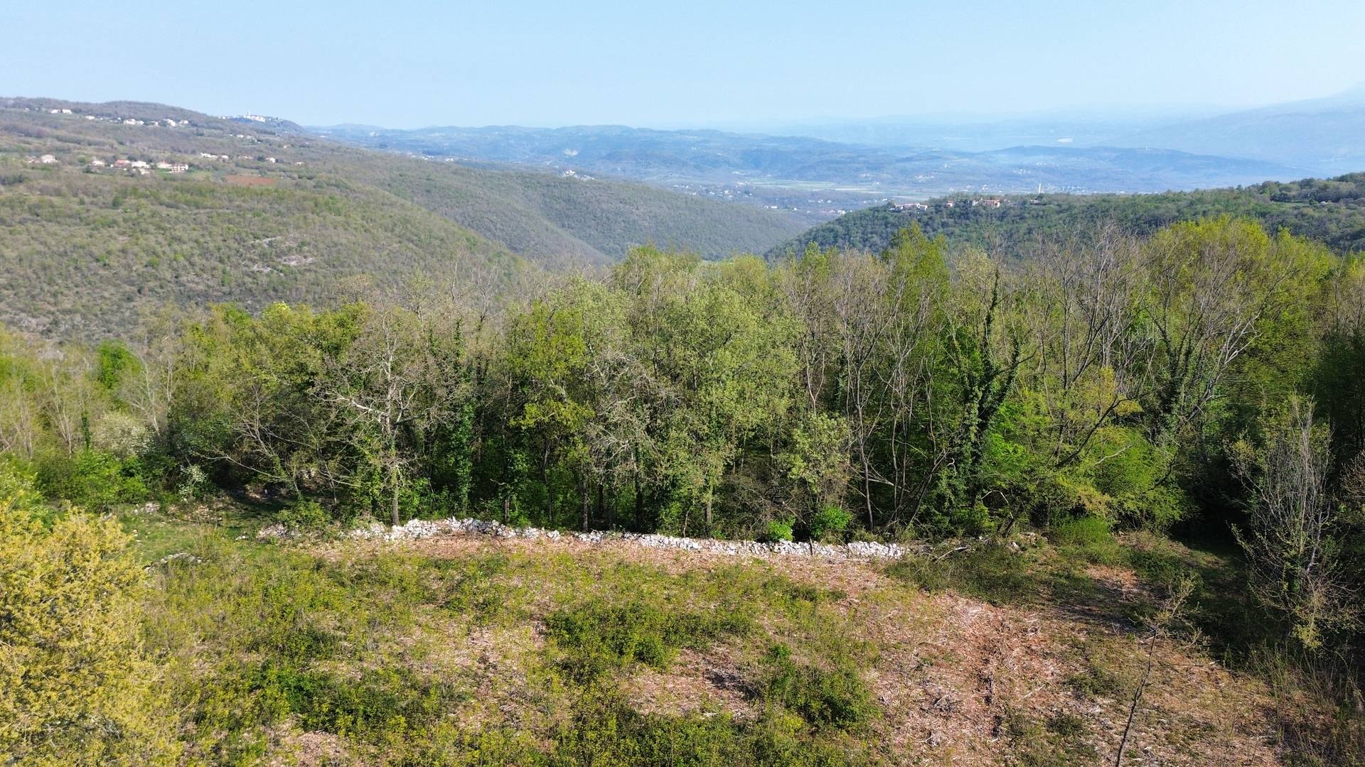 LABIN, OKOLICA, GRAĐEVINSKO ZEMLJIŠTE OTVORENOG POGLEDA ZADNJE U GRAĐEVINSKOJ ZONI