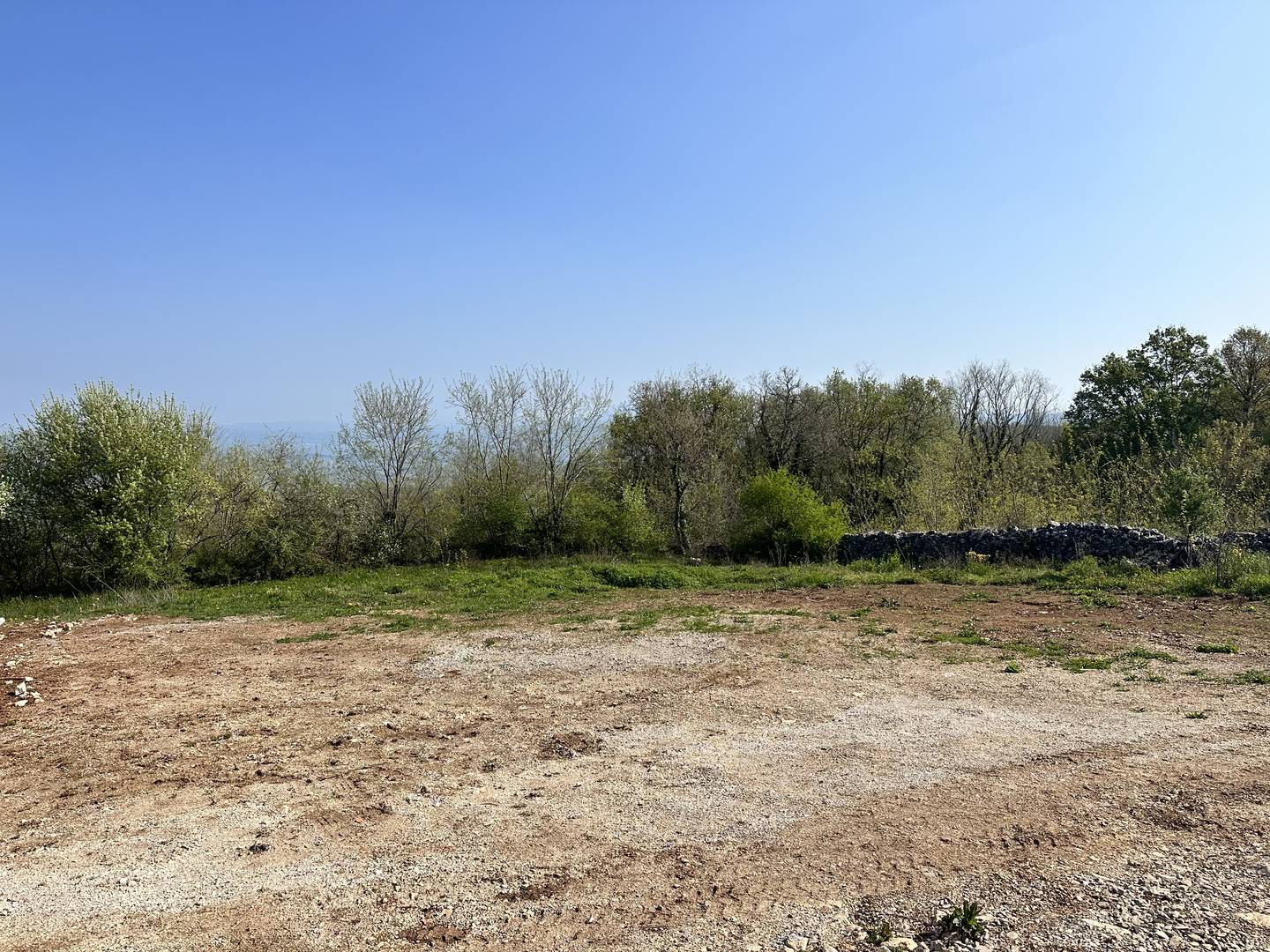 LABIN, OKOLICA, GRAĐEVINSKO ZEMLJIŠTE OTVORENOG POGLEDA ZADNJE U GRAĐEVINSKOJ ZONI