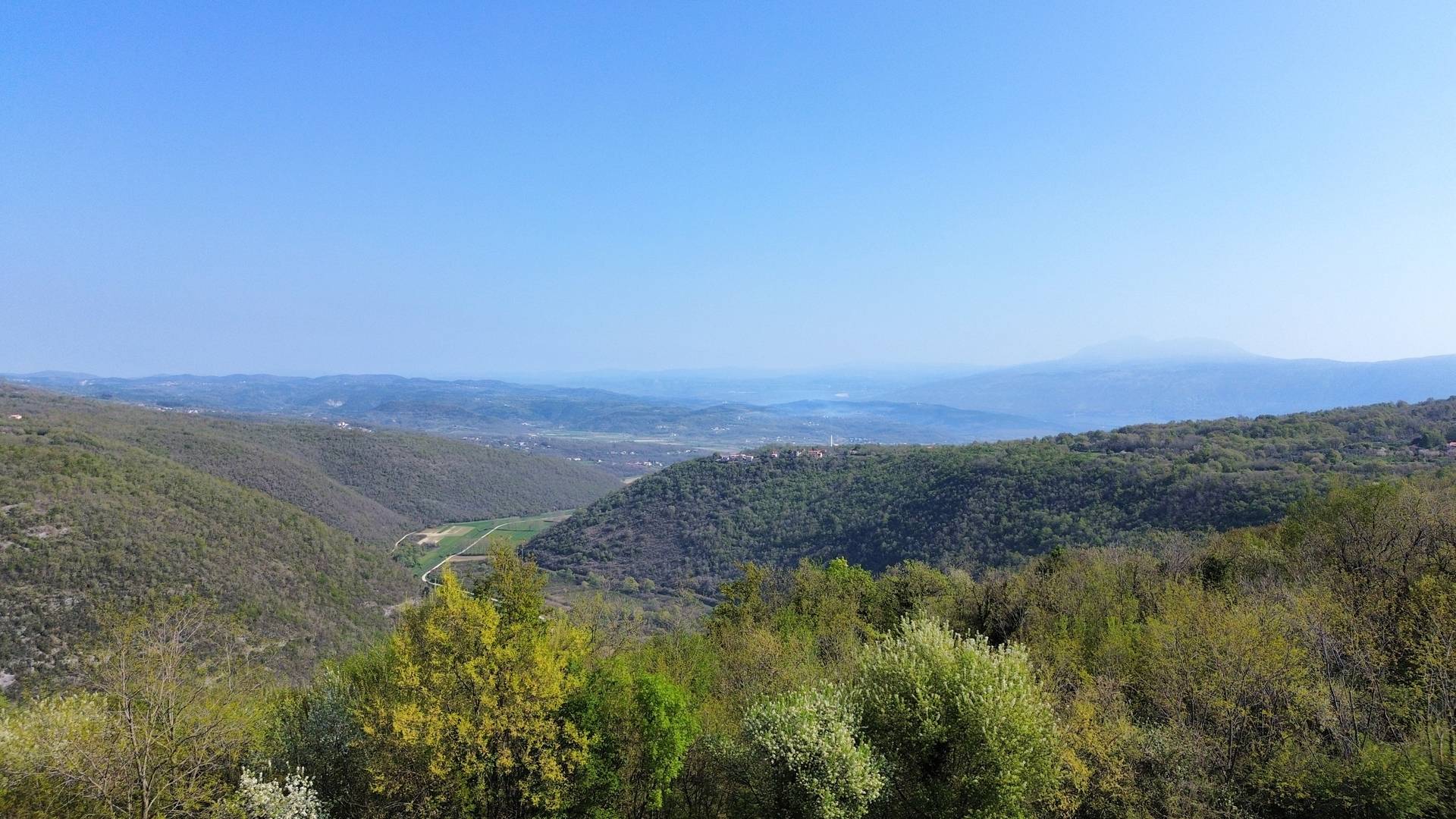 LABIN, OKOLICA, GRAĐEVINSKO ZEMLJIŠTE OTVORENOG POGLEDA ZADNJE U GRAĐEVINSKOJ ZONI