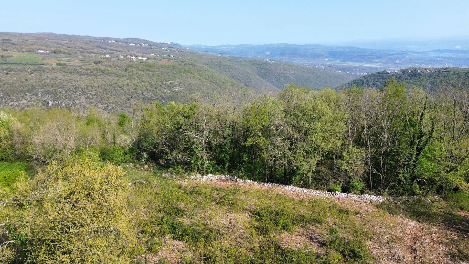 LABIN, OKOLICA, GRAĐEVINSKO ZEMLJIŠTE OTVORENOG POGLEDA ZADNJE U GRAĐEVINSKOJ ZONI