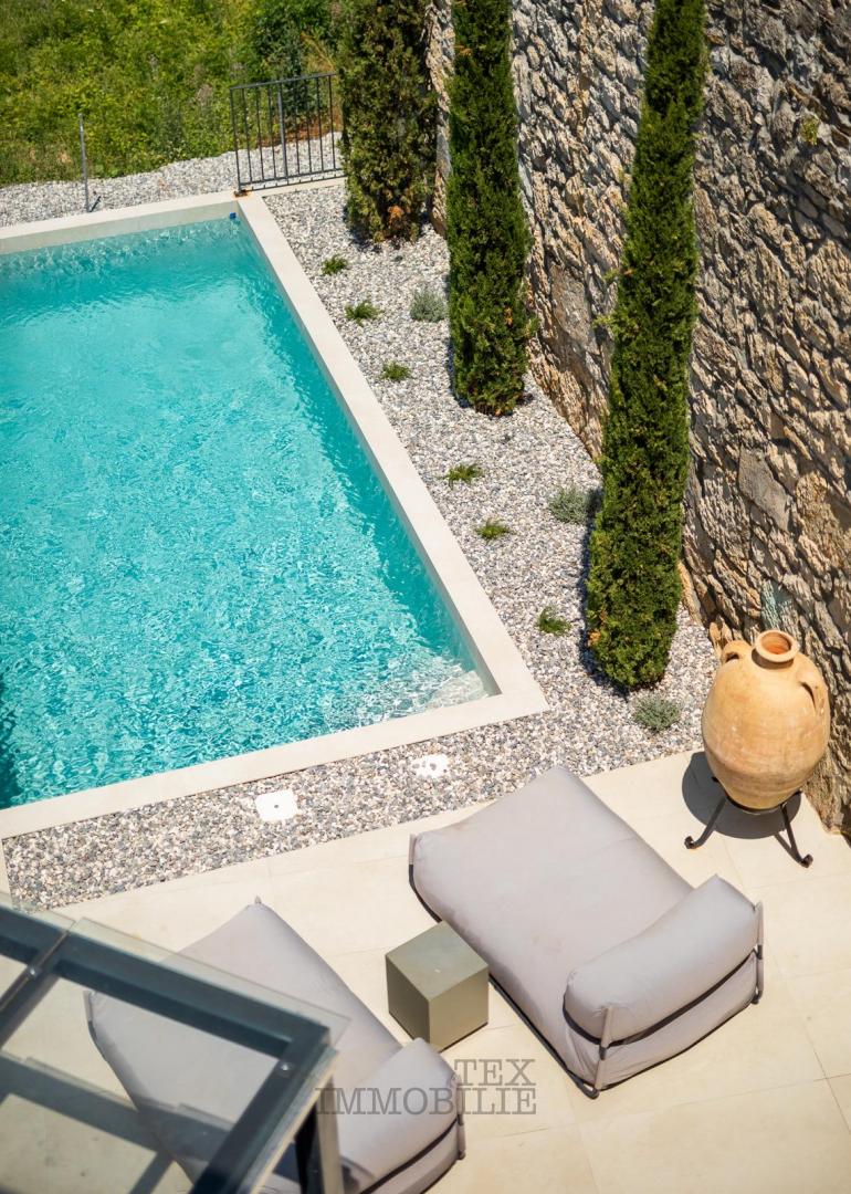 U mirnom mjestu kraj Vižinade prodaje se prekrasna renovirana kamena kuća sa bazenom