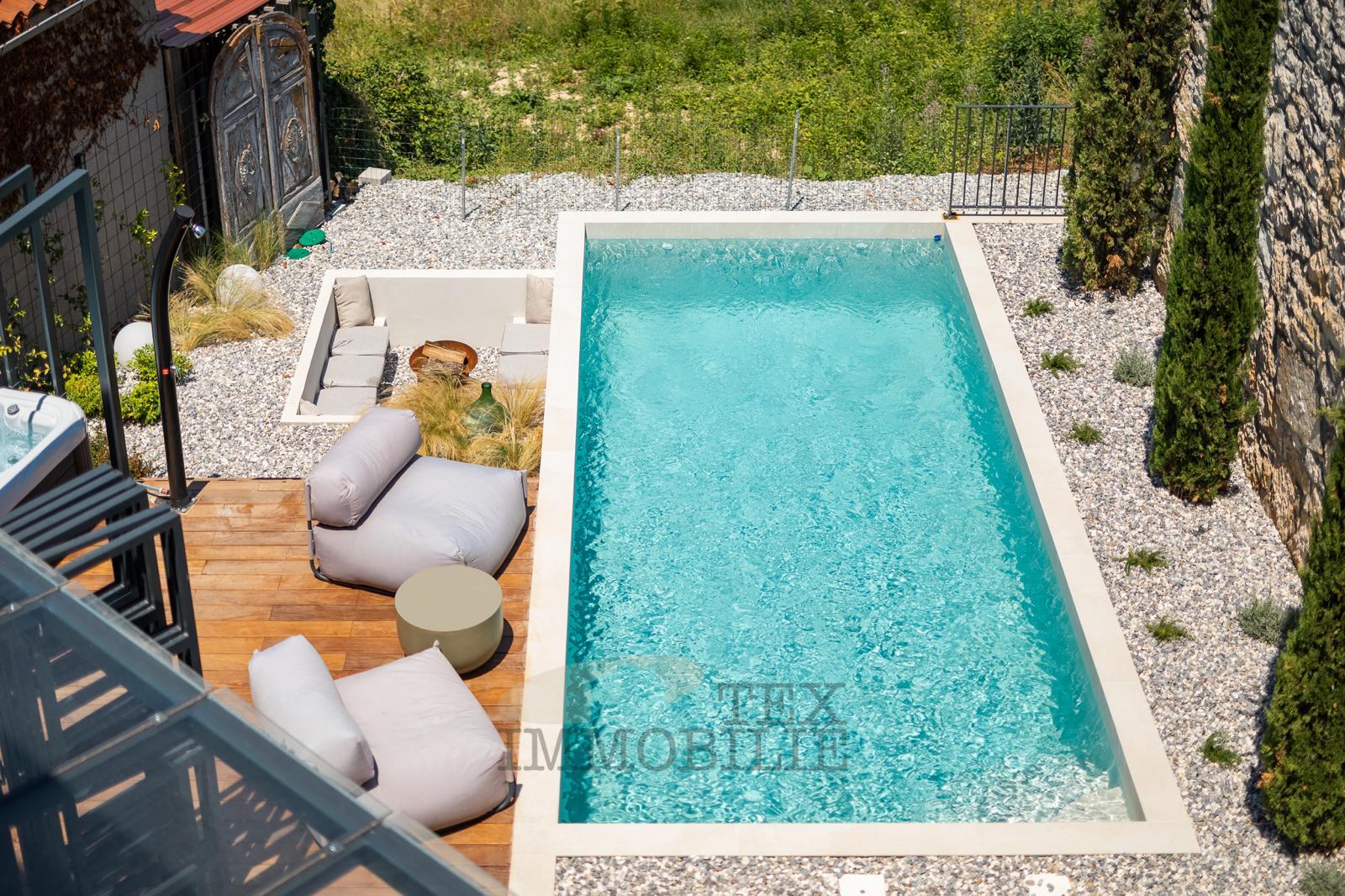 U mirnom mjestu kraj Vižinade prodaje se prekrasna renovirana kamena kuća sa bazenom