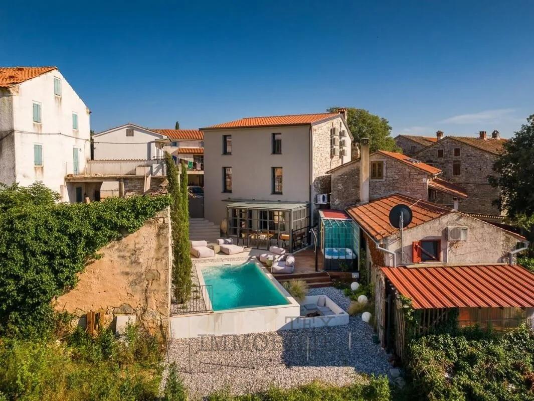 U mirnom mjestu kraj Vižinade prodaje se prekrasna renovirana kamena kuća sa bazenom