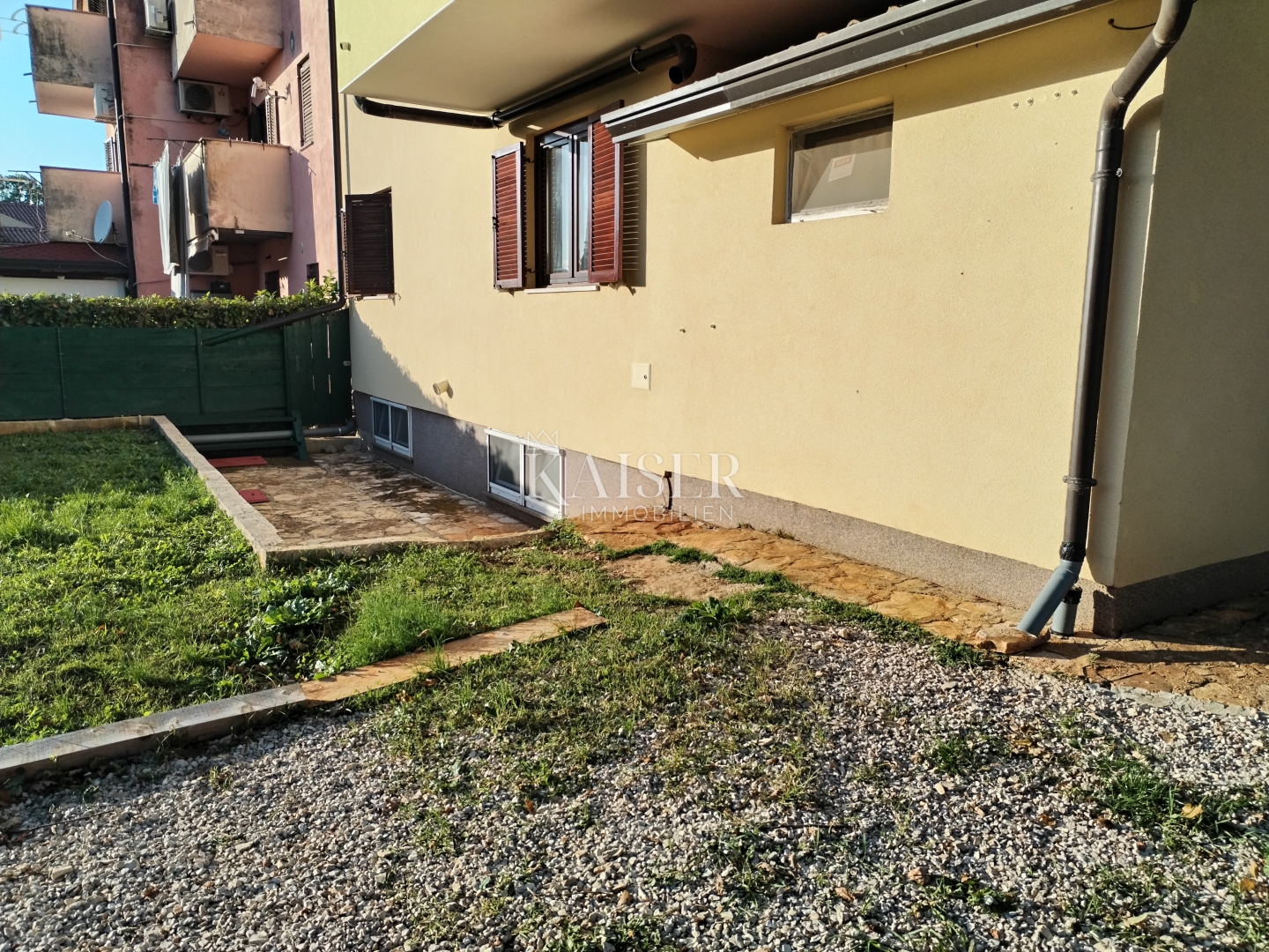 Istra, Novigrad, prodaja 2 stana svaki po 64m2