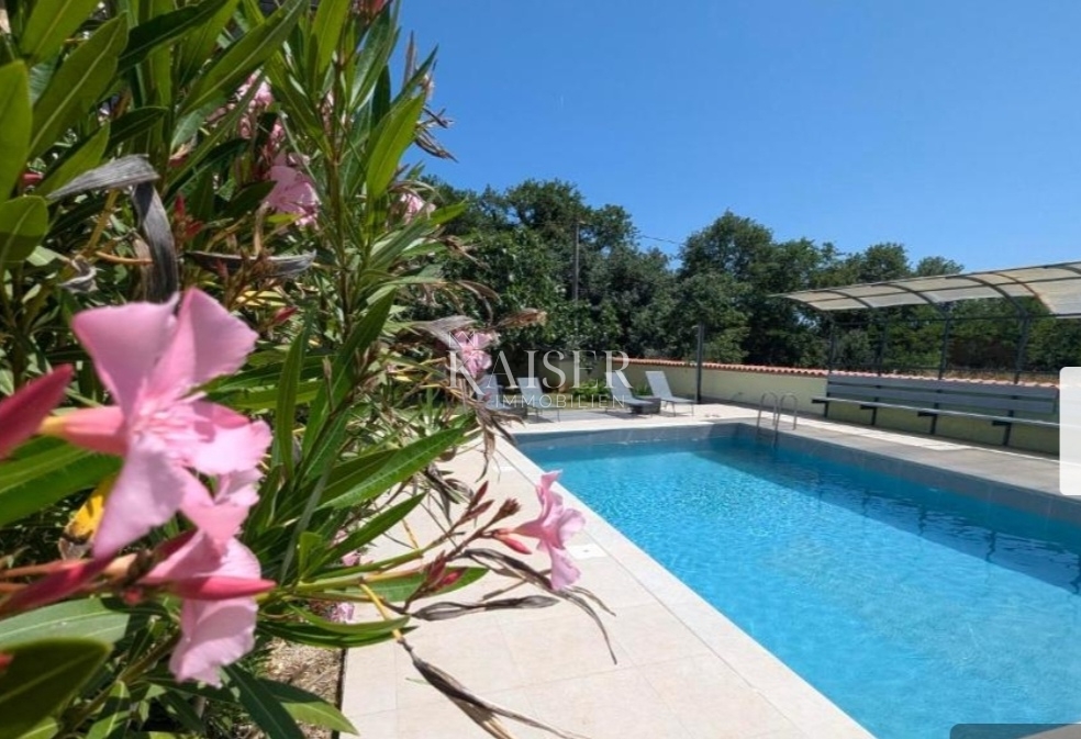 Istrien, Pula - Haus mit 5 Apartments und zwei Swimmingpools