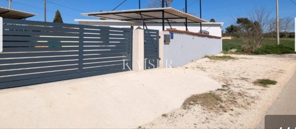 Istrien, Pula - Haus mit 5 Apartments und zwei Swimmingpools