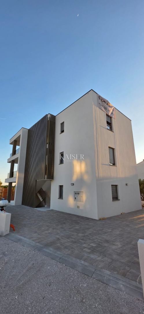 Vodice, Šibenik - Prostrani trosoban stan s velikom terasom i pogledom na more