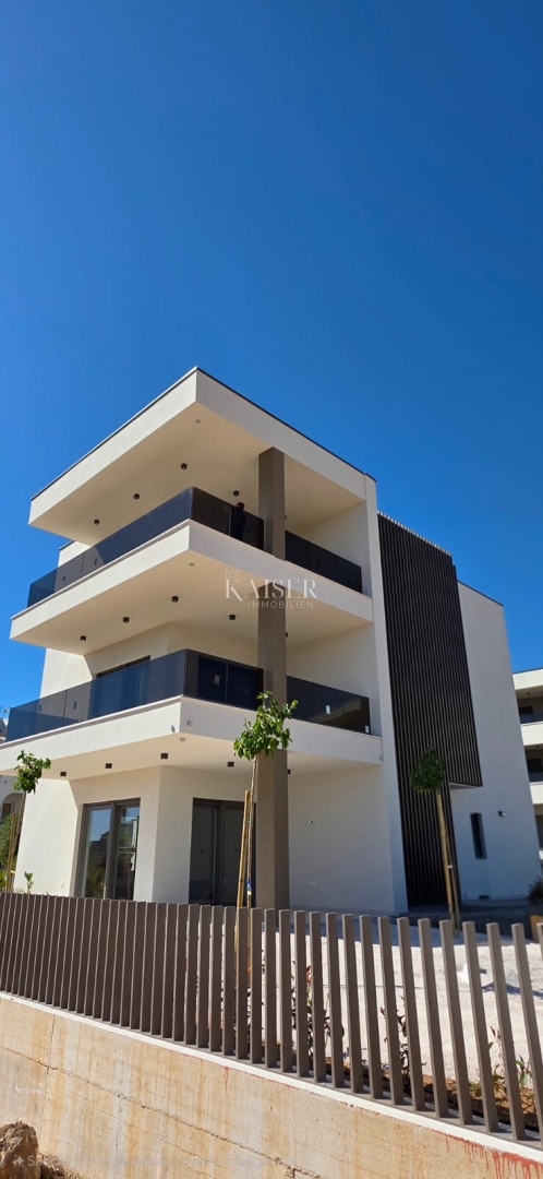 Vodice, Šibenik - Prostrani trosoban stan s velikom terasom i pogledom na more