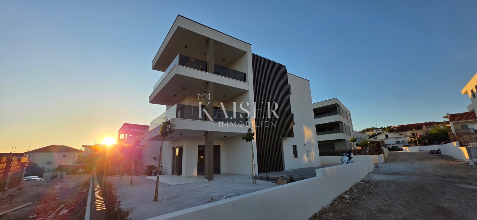 Vodice, Šibenik - Prostrani trosoban stan s velikom terasom i pogledom na more