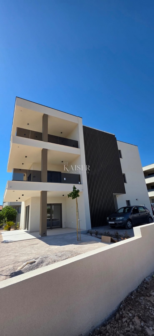 Vodice, Šibenik - Prostrani trosoban stan s velikom terasom i pogledom na more