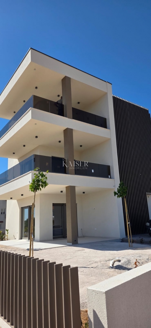 Vodice, Šibenik - Prostrani trosoban stan s velikom terasom i pogledom na more