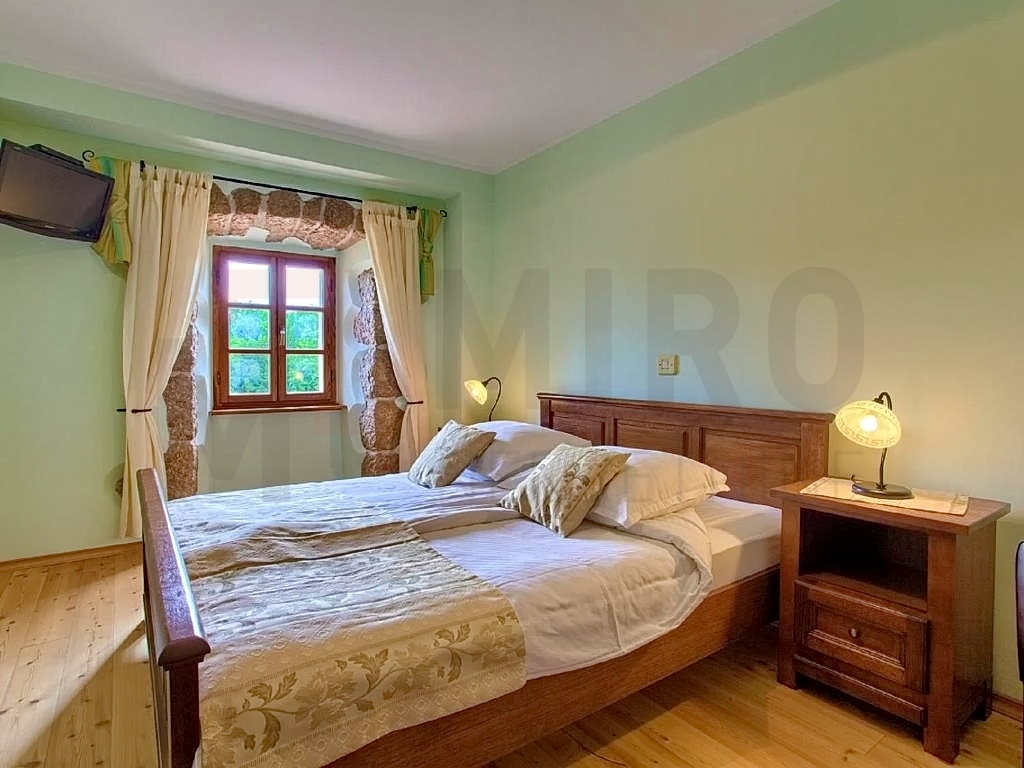 Otok Krk, Dobrinj, kamena kuća s okućnicom i bazenom na mirnoj lokaciji!