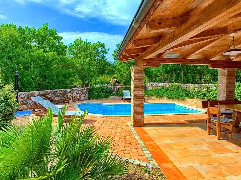 Otok Krk, Dobrinj, kamena kuća s okućnicom i bazenom na mirnoj lokaciji!