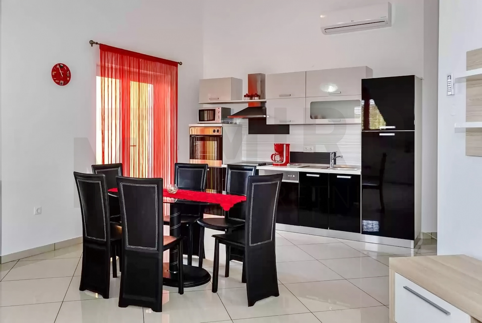 Vrbnik, namješten dvosobni apartman s panoramskim pogledom na more!