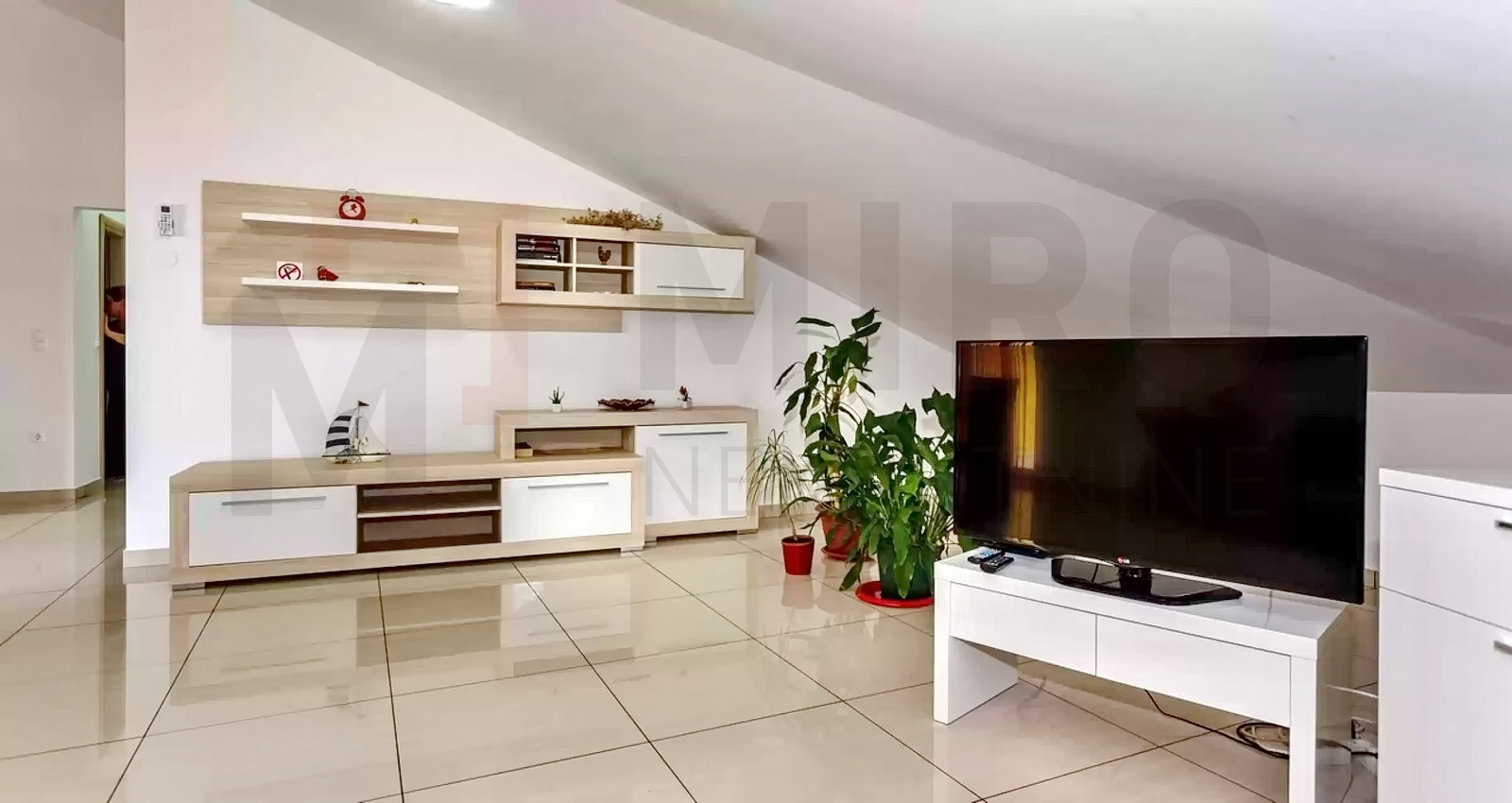 Vrbnik, namješten dvosobni apartman s panoramskim pogledom na more!