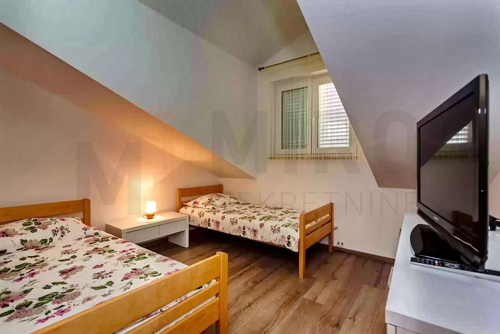 Vrbnik, namješten dvosobni apartman s panoramskim pogledom na more!