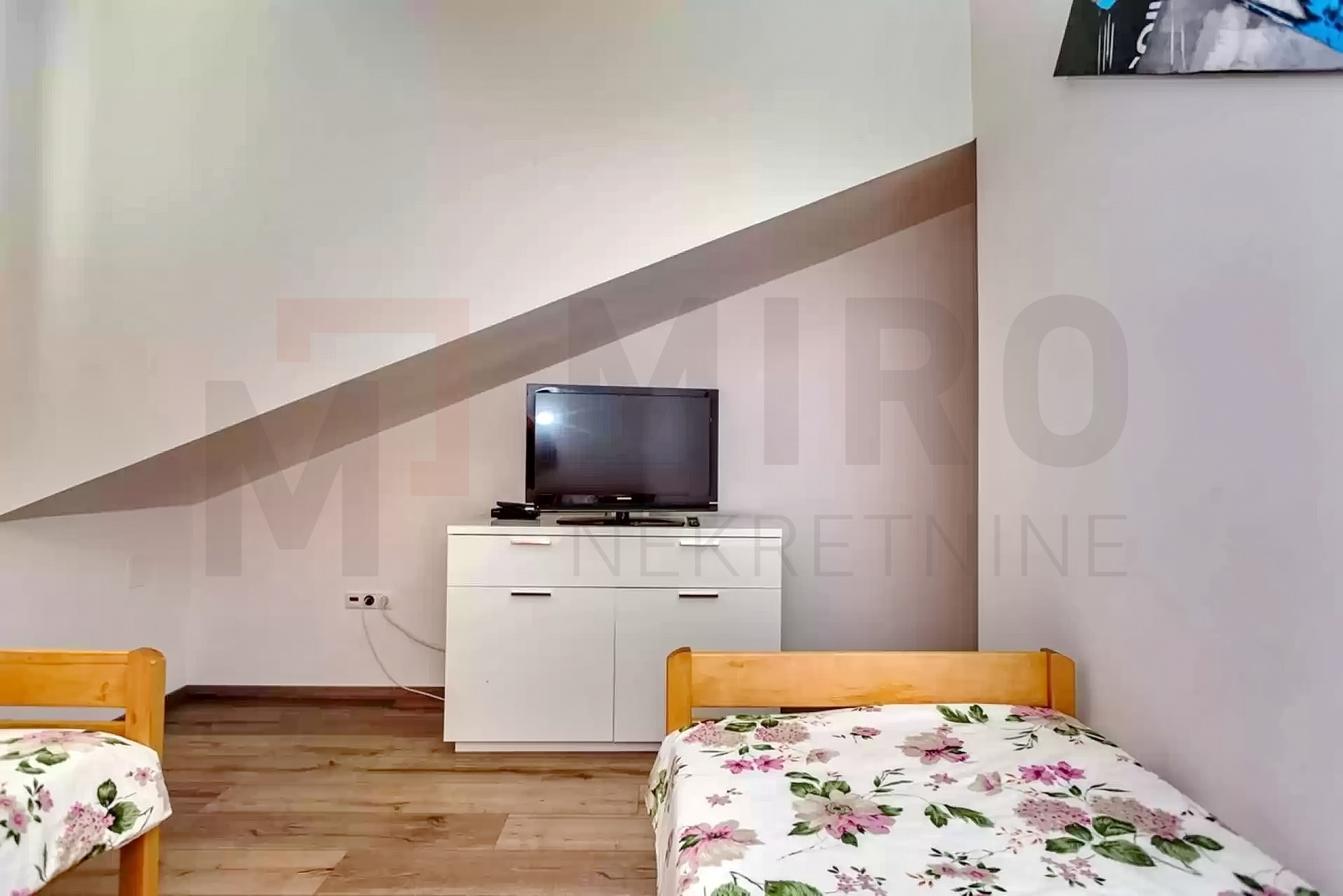 Vrbnik, namješten dvosobni apartman s panoramskim pogledom na more!