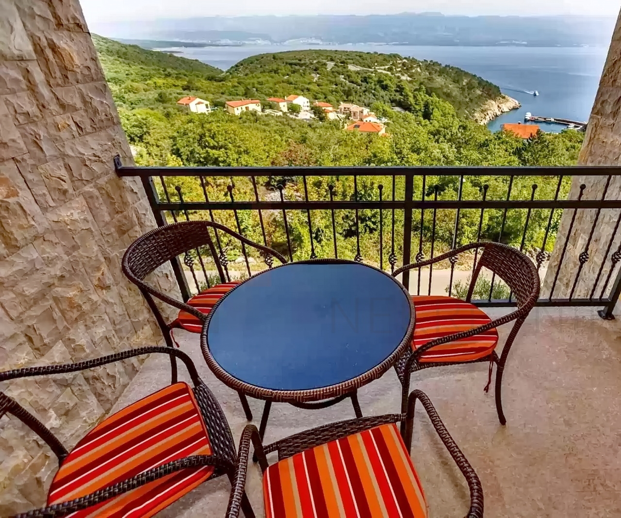 Vrbnik, namješten dvosobni apartman s panoramskim pogledom na more!