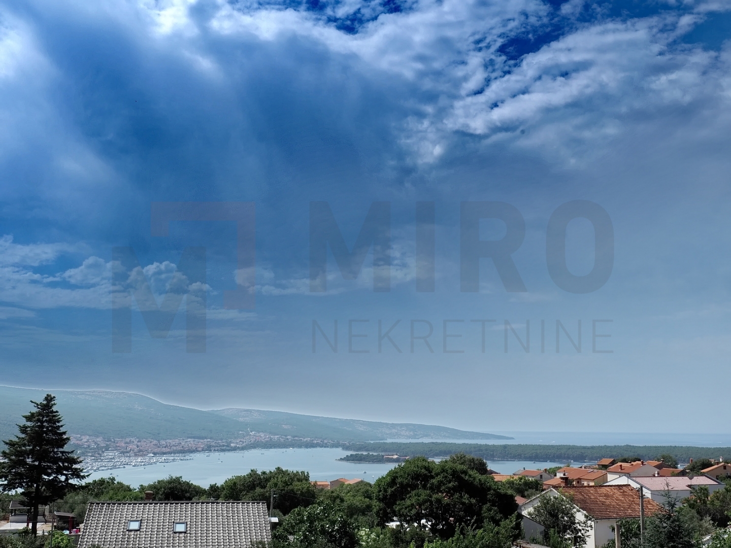Grad Krk, okolica, moderna novogradnja s bazenom i panoramskim pogledom na more